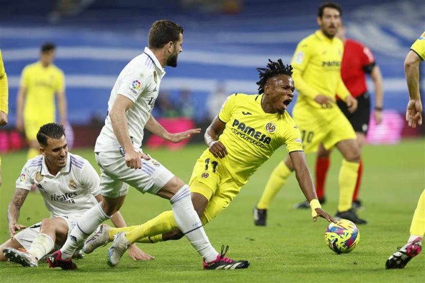 Penyerang Villarreal Samuel Chukwueze terjatuh diganjal bek Real Madrid Nacho dalam pertandingan La Liga Spanyol, Ahad (9/4/2023) dini hari WIB. Samuel Chukwueze mencetak dua gol untuk membawa Villarreal mengalahkan Madrid 3-2.