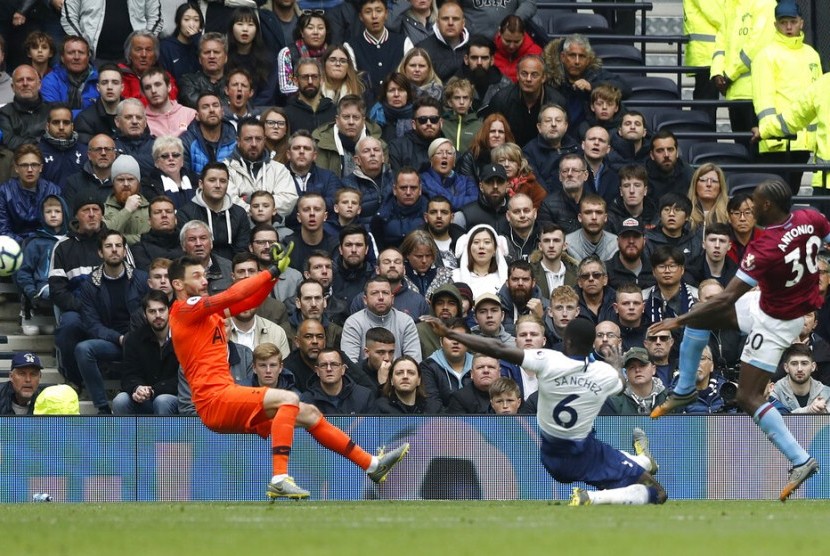 Penyerang West Ham United Michail Antonio (kanan) menjebol gawang Tottenham Hotspur. 