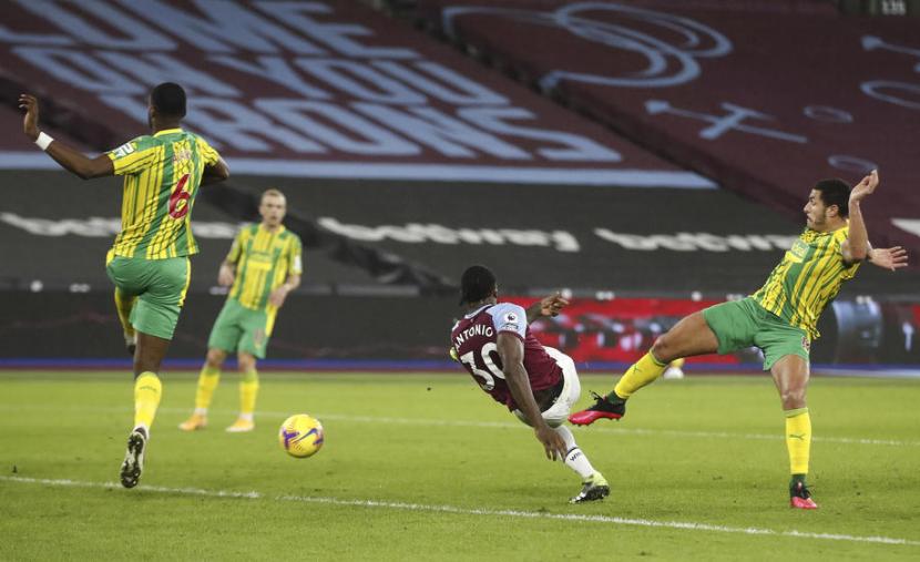 Penyerang West Ham United Michail Antonio (kedua kanan) mencetak gol ke gawang West Bromwich Albion dengan tendangan setengah akrobatik. 
