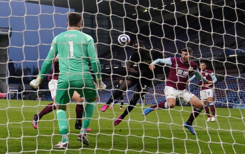 Penyerang West Ham United Michail Antonio (tengah) mencetak gol ke gawang Burnley dalam pertandingan Liga Primer Inggris.