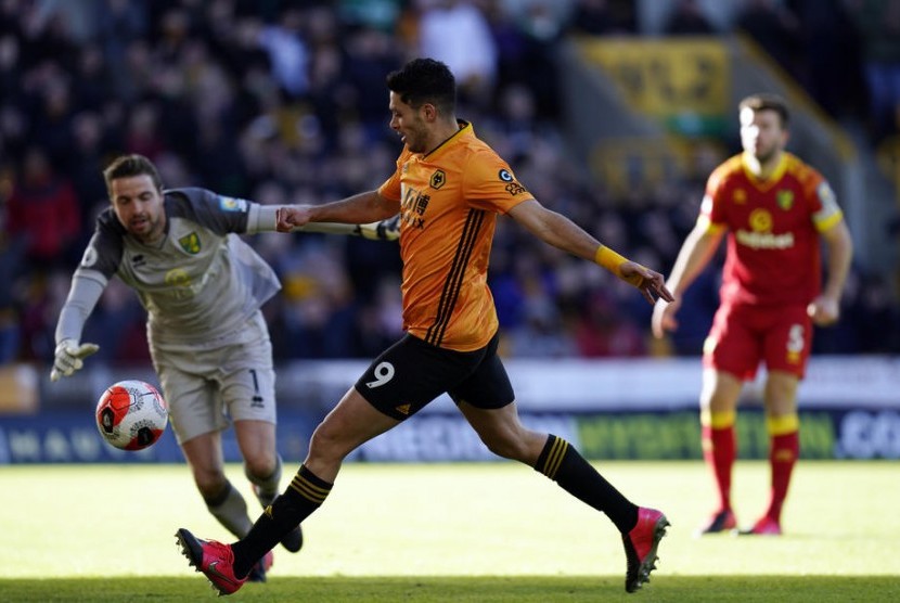 Penyerang Wolverhampton Wanderers Raul Jimenez (kuning) mencetak gol ke gawang Norwich City.