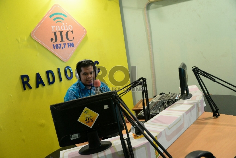 Penyiar memandu salah satu program radio Jakarta Islamic Center (JIC) saat menyiarkan siaran radio di Kompleks Jakarta Islamic Center, Kamis (20/8).