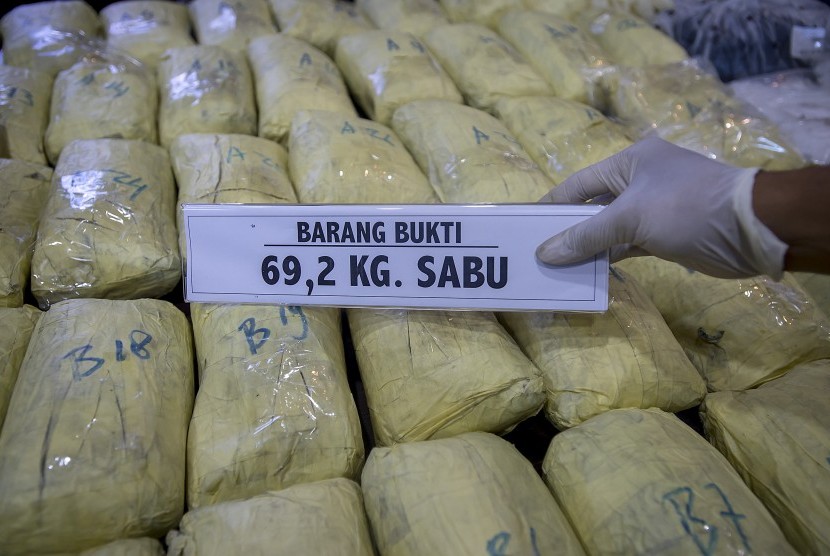 Penyidik Badan Narkotika Nasional (BNN) menunjukkan barang bukti tindak pidana narkotika jenis sabu saat konferens pers di kantor BNN, Jakarta, Kamis (20/10).