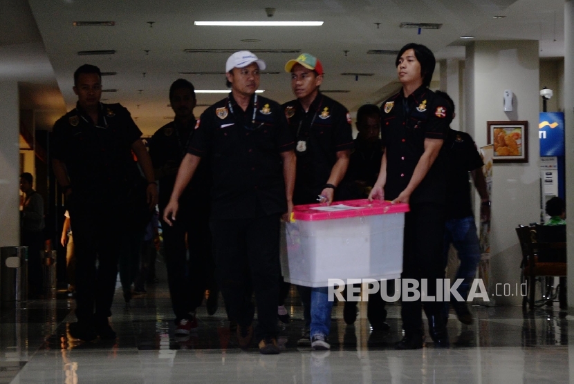 Penyidik Badan Reserse Kriminal Polri membawa berkas usai memeriksa Rumah Sakit Cipto Mangungkusomo (RSCM) Kencana, Jakarta, Kamis (4/2).