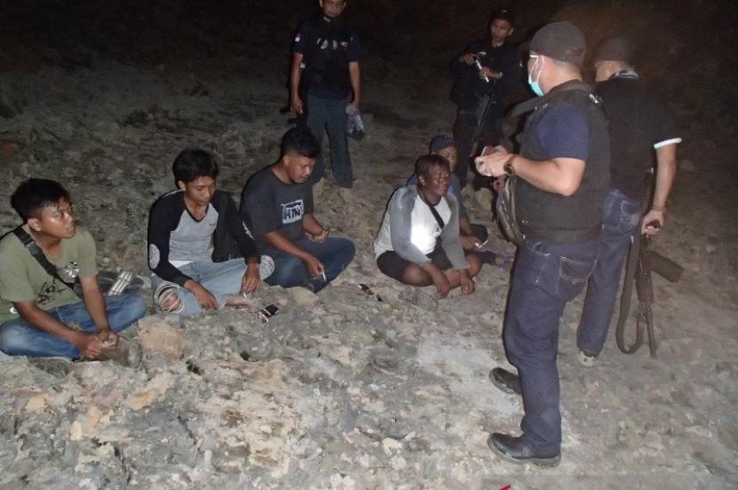 Penyidik balai Gakkum Wilayah Kalimantan KLHK dan Polhut Dinas Kehutanan Kaltim menangkap penambang ilegal batu bara di Bukit Soeharto.