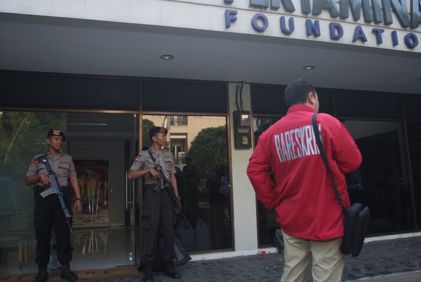  Penyidik Bareskrim Mabes Polri menggeledah kantor Pertamina Foundation terkait kasus korupsi dana corporate social responsibility (CSR) Pertamina sepanjang 2012-2014 di kawasan Simprug, Jakarta, Selasa (1/9). 