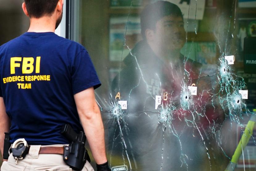 Penyidik bekerja di lokasi penembakan di sebuah supermarket, di Buffalo, NY, Senin, 16 Mei 2022. 