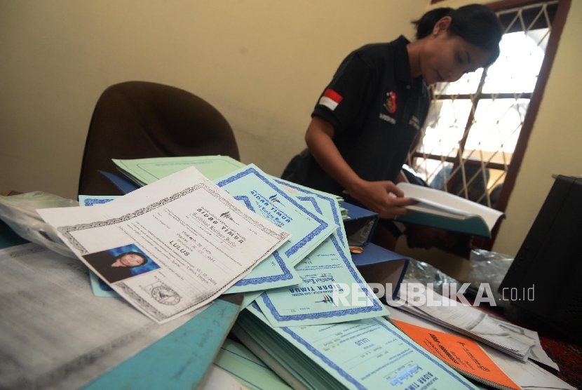 Penyidik dari Mabes Polri memeriksa berkas TKI ilegal berkedok umrah (ILustrasi)
