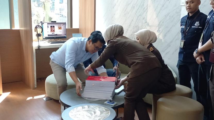 Penyidik Direktorat Reserse Kriminal Umum (Ditreskrimum) Polda Jawa Barat menyerahkan dokumen berkas kasus pembunuhan Vina dan Eky di Cirebon tahun 2016 silam ke Kejaksaan Tinggi (Kejati) Jawa Barat, Kamis (20/6/2024). 