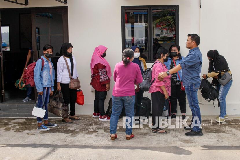 Penyidik Ditpolairud Polair Polda Kepri menemui pekerja migran Indonesia (PMI) ilegal yang diamankan saat hendak menuju Malaysia.