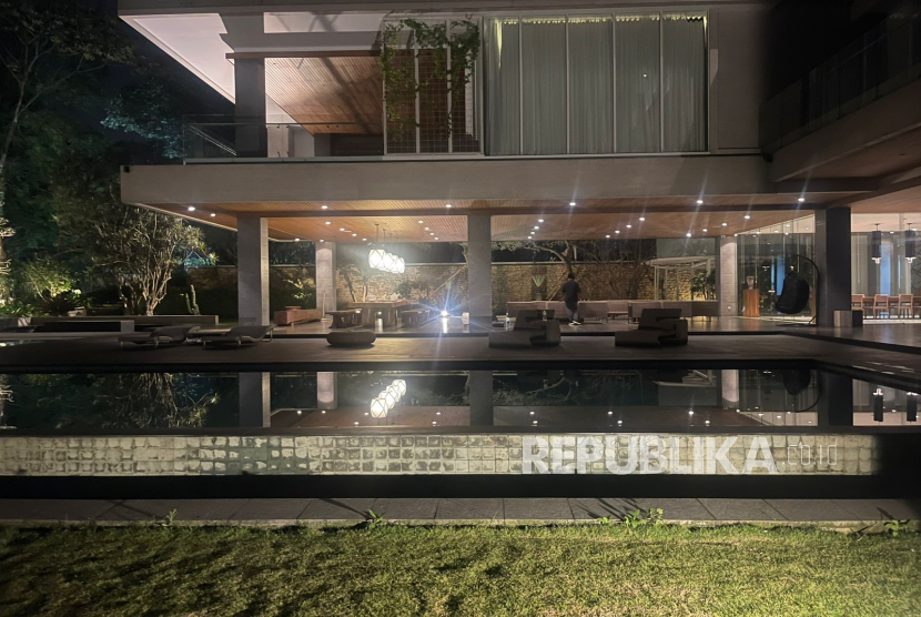 Penyidik Jampidsus Kejagung menyita rumah milik buronan korupsi minyak mentah M Riza Chalid di Perumahan Golf Estate, Rancamaya, Bogor, Jawa Barat. Lahan seluas 6.500 meter persegi itu disita dari Riza Chalid terkait korupsi dan TPPU minyak mentah dan produk kilang PT Pertamina subholding 2018-2022.