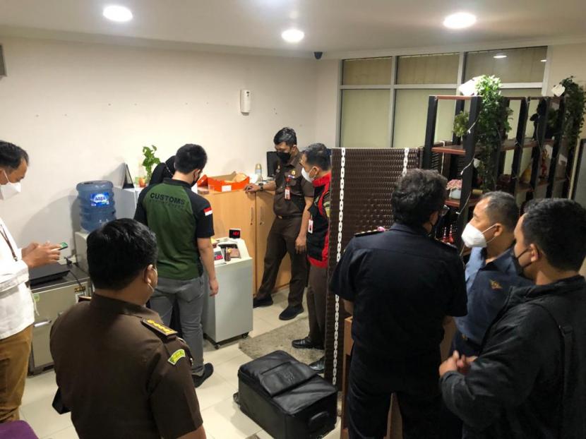 Penyidik Kejaksaan Tinggi (Kejati) Banten menggeledah Kantor Bea dan Cukai Tipe C Soekarno-Hatta, Kota Tangerang, Kamis (27/1/2022).