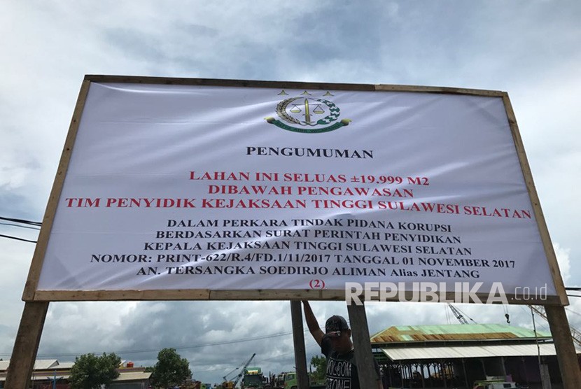 Penyidik Kejati Sulsel melakukan penyitaan terhadap lahan tanah garapan di Buloa, Kota Makassar, Rabu (7/3), terkait perkara tindak pidana korupsi dengan tersangka Soedirjo Aliman alias Jentang.