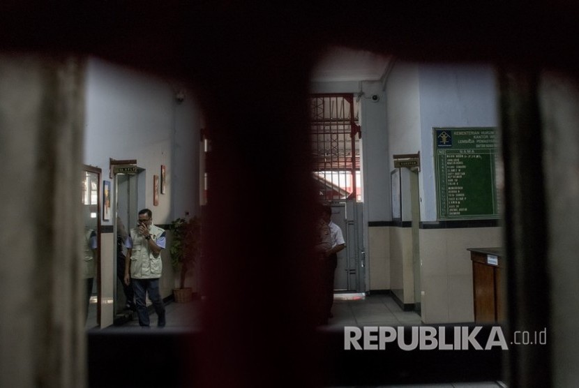 Penyidik Komisi Pemberantasan Korupsi (KPK) melakukan pemeriksaan dan penggeledahan di Lapas Klas 1A Sukamiskin, Bandung, Jawa Barat, Rabu (25/7).