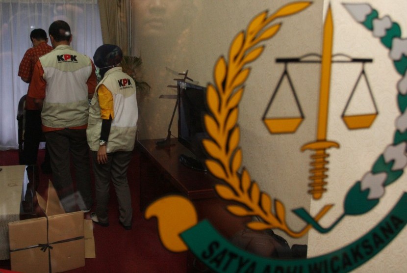 Penyidik Komisi Pemberantasan Korupsi (KPK) memasuki suatu ruangan ketika melakukan penggeledahan. (ilustrasi)