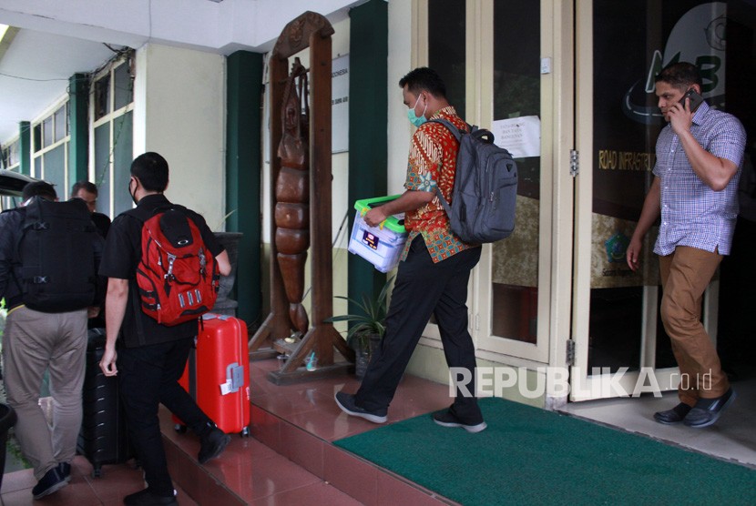 Penyidik Komisi Pemberantasan Korupsi (KPK) membawa sejumlah barang bukti seusai menggeledah kantor Dinas Pekerjaan Umum Bina Marga dan Sumber Daya Air (PUBM SDA) Kabupaten Sidoarjo, Jawa Timur, Jumat (10/1/2020).