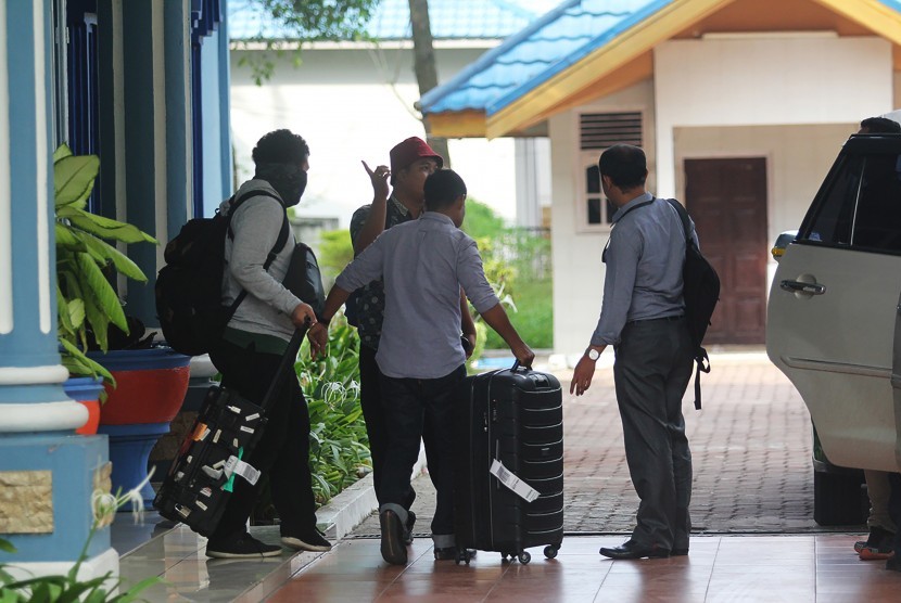 Penyidik Komisi Pemberantasan Korupsi (KPK) membawa sejumlah koper yang diduga berisi barang bukti berupa dokumen seusai melakukan penggeledahan di rumah dinas Wali Kota Dumai di Dumai, Riau, Jumat (26/4/2019).