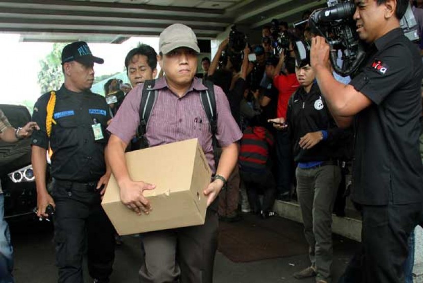 Penyidik Komisi Pemberantasan Korupsi (KPK) meninggalkan ruangan dengan membawa barang bukti usai melakukan penggeledahan di ruang milik mantan anggota Komisi I DPR dari FPKS Luthfi Hasan Ishaaq di Komplek Parlemen, Senayan, Jakarta, Senin (11/2).  