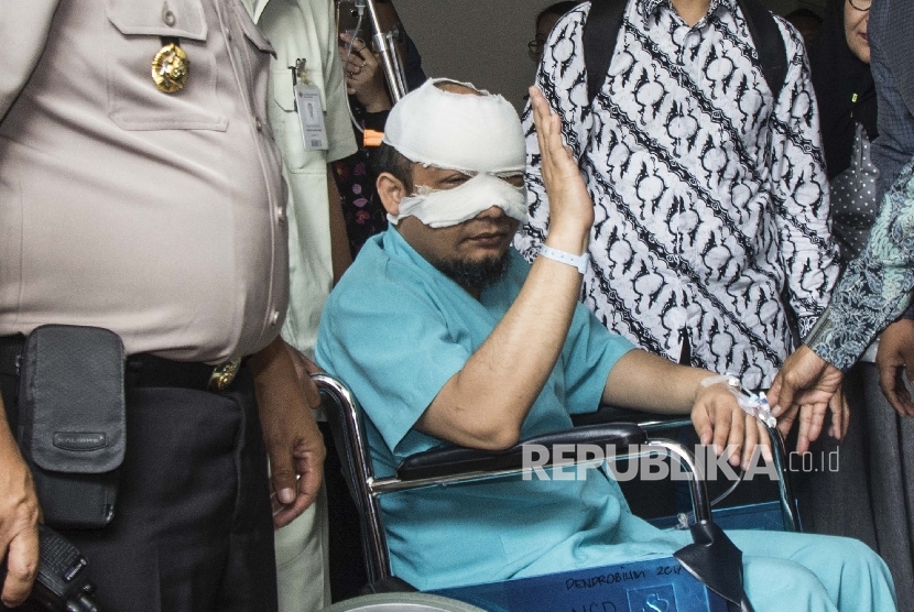 Corruption Eradication Commission (KPK) senior investigator Novel Baswedan greeted reporters when he was about to be referred to a special eye hospital in Jakarta on Tuesday (April 11).
