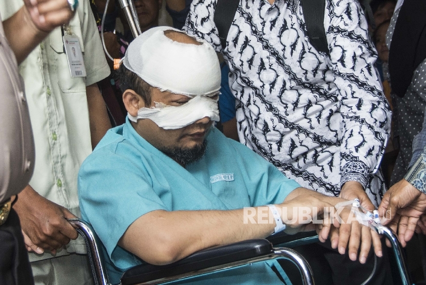 Penyidik Komisi Pemberantasan Korupsi (KPK) Novel Baswedan menyapa wartawan saat akan dirujuk ke rumah sakit khusus mata di Jakarta, Selasa (11/4). 