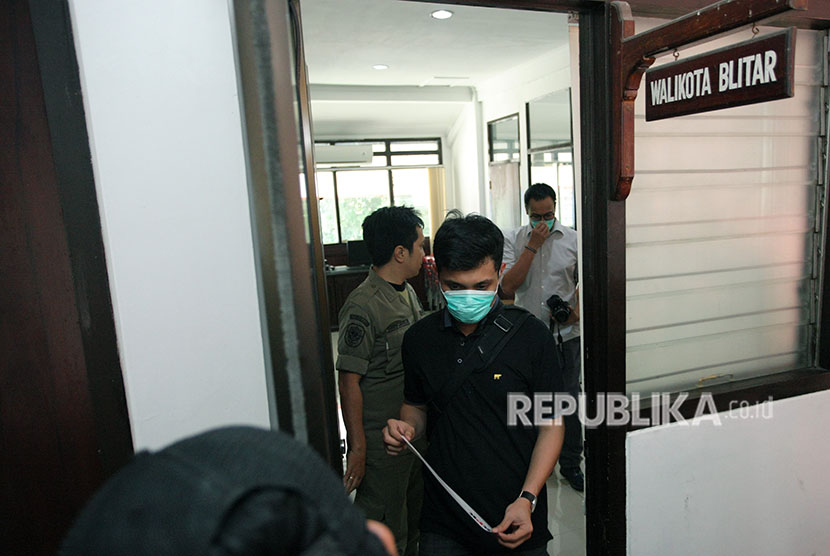 Penyidik KPK keluar dari ruang kerja Wali Kota Blitar seusai melakukan penggeledahan di Kantor Pemkot Blitar, Blitar, Jawa Timur, Kamis (7/6). 