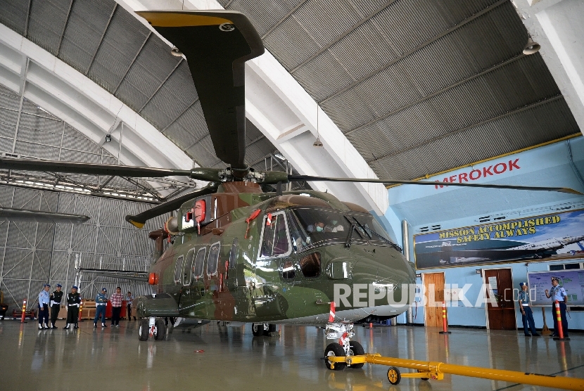 Penyidik KPK melakukan pemeriksaan fisik pada Helikopter Agusta Westland (AW) 101 di Hanggar Skadron Teknik 021 Pangkalan Udara Halim Perdanakusuma, Jakarta, Kamis (24/8).