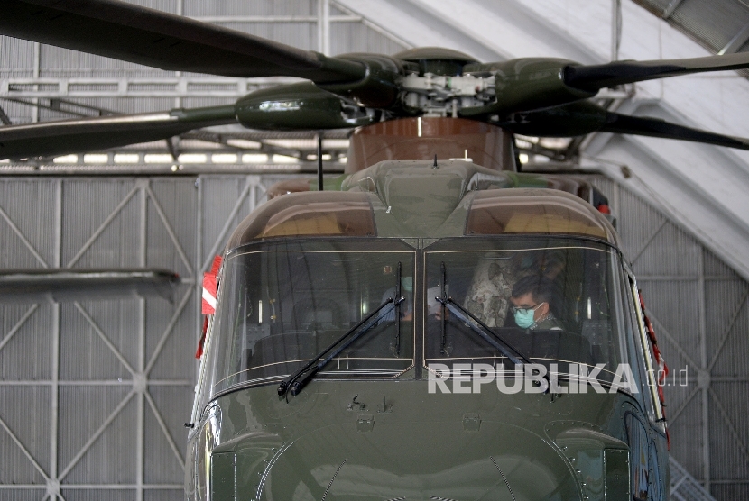 Penyidik KPK melakukan pemeriksaan fisik pada Helikopter Agusta Westland (AW) 101 di Hanggar Skadron Teknik 021 Pangkalan Udara Halim Perdanakusuma, Jakarta Timur, Kamis (24/8/2016). 