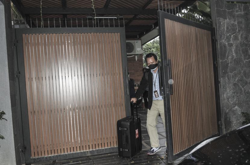 Penyidik KPK membawa koper usai menggeledah kediaman politisi PDI Perjuangan Ihsan Yunus di Pulogadung, Jakarta Timur, Rabu (24/2/2021). Penggeledahan tersebut merupakan penyidikan kasus dugaan korupsi bantuan sosial (bansos) COVID-19.
