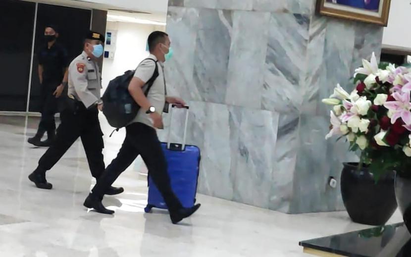 Penyidik KPK membawa sebuah koper usai menggeledah ruangan Wakil Ketua DPR Azis Syamsuddin, di Gedung Nusantara III, Kompleks Parlemen, Jakarta, Rabu (28/4).