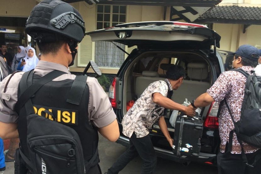 Penyidik KPK membawa sejumlah berkas dari RSUD dr Soekardjo, Kota Tasikmalaya, Kamis (25/4). 