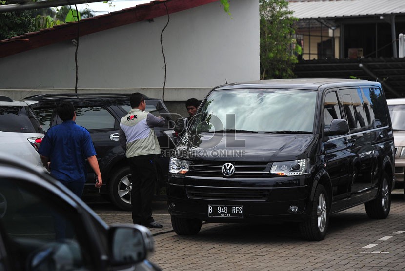   Penyidik KPK memeriksa kondisi mobil tersangka pencucian uang terkait kasus suap pemberian kuota impor daging sapi Luthfi Hasan Ishaq yang disita di DPP PKS, Jakarta, Rabu (15/5).  (Republika/Edwin Dwi Putranto)