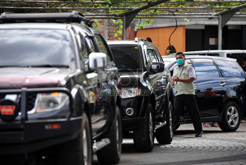  Penyidik KPK memeriksa kondisi mobil tersangka pencucian uang terkait kasus suap pemberian kuota impor daging sapi Luthfi Hasan Ishaq yang disita di DPP PKS, Jakarta, Rabu (15/5).  (Republika/Edwin Dwi Putranto)
