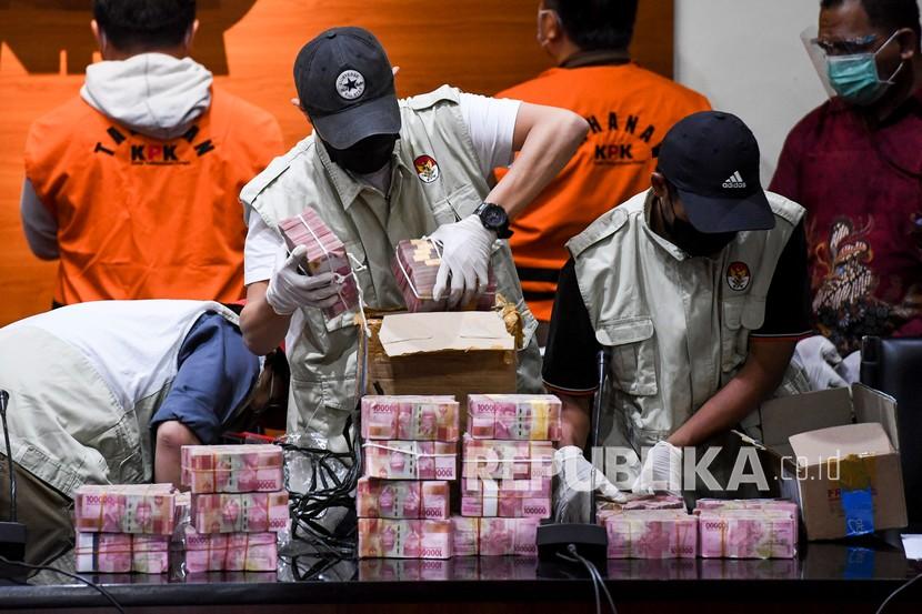 Penyidik KPK menunjukan barang bukti berupa uang tunai saat konferensi pers Operasi Tangkap Tangan (OTT) kasus korupsi.