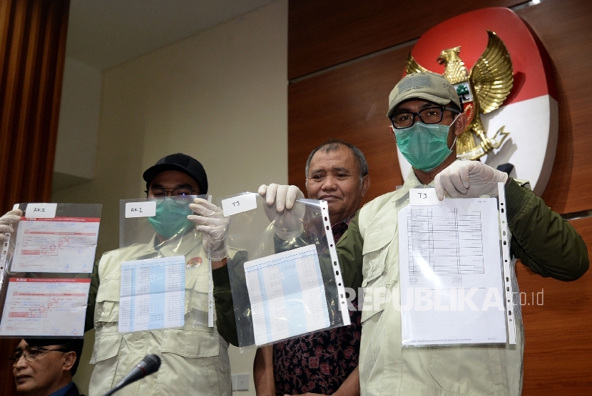 Penyidik KPK menunjukan barang bukti didampingi Ketua KPK Agus Rahardjo saat meberikan keterangan pers terkait operasi tangkap tangan (OTT) di PN Jaksel di gedung KPK, Jakarta, Selasa (22/8).