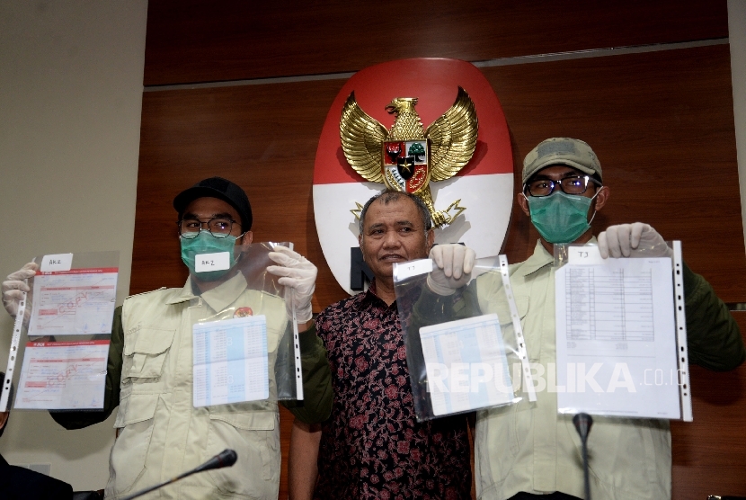 Penyidik KPK menunjukan barang bukti didampingi Ketua KPK Agus Rahardjo saat meberikan keterangan pers terkait operasi tangkap tangan (OTT) di PN Jaksel di gedung KPK, Jakarta, Selasa (22/8). 