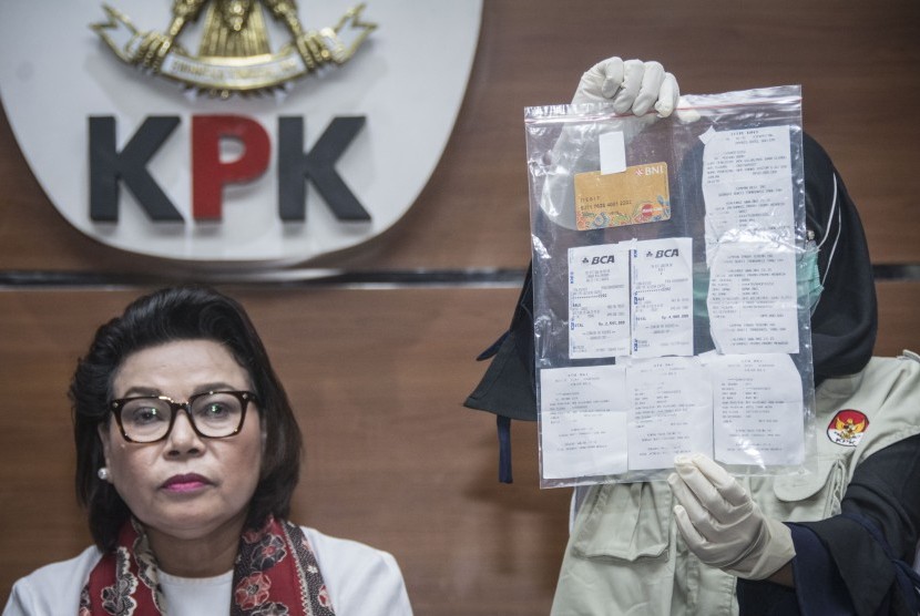 Penyidik KPK menunjukan barang bukti saat Wakil Ketua KPK Basaria Panjaitan (kiri) memberikan keterangan pers mengenai OTT Suap Bupati Ngada di gedung KPK, Jakarta, Senin (12/2).