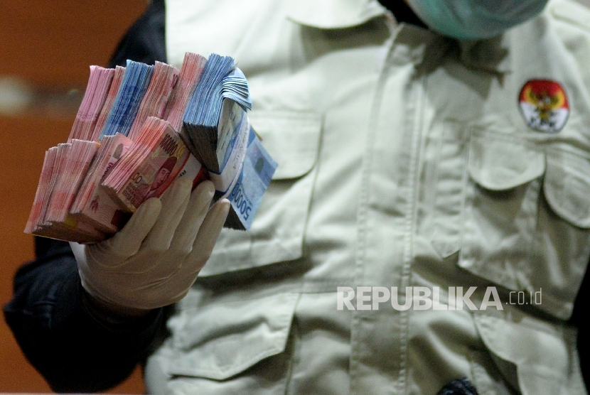 Penyidik KPK menunjukan barang bukti uang hasil Operasi Tangkap Tangan (OTT) di Kabupaten Batubara, Sumatera Utara (ilustrasi)