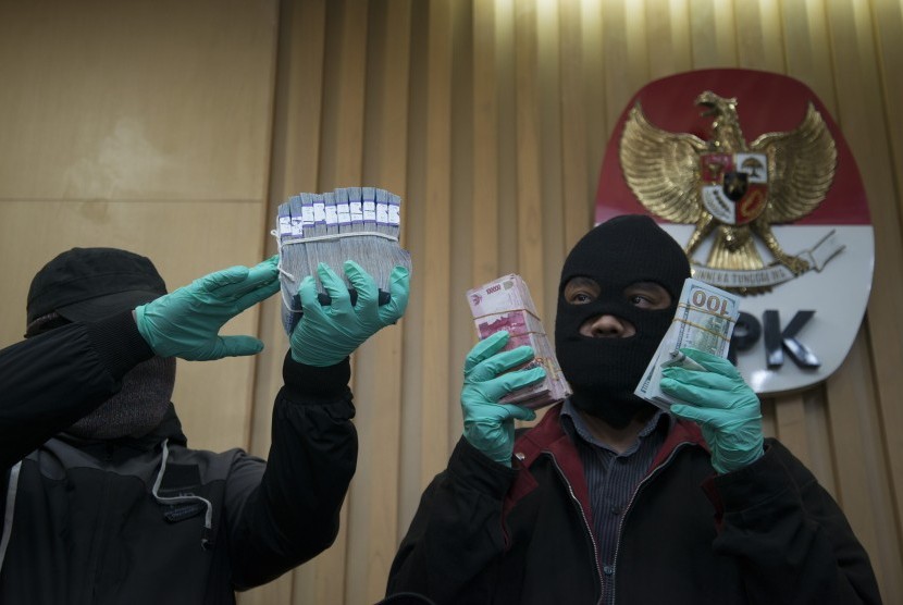 Penyidik KPK menunjukkan barang bukti berupa uang alam konferensi pers operasi tangkap tangan (OTT) Bupati Banyuasin, di Gedung KPK, Jakarta, Senin (5/9). 