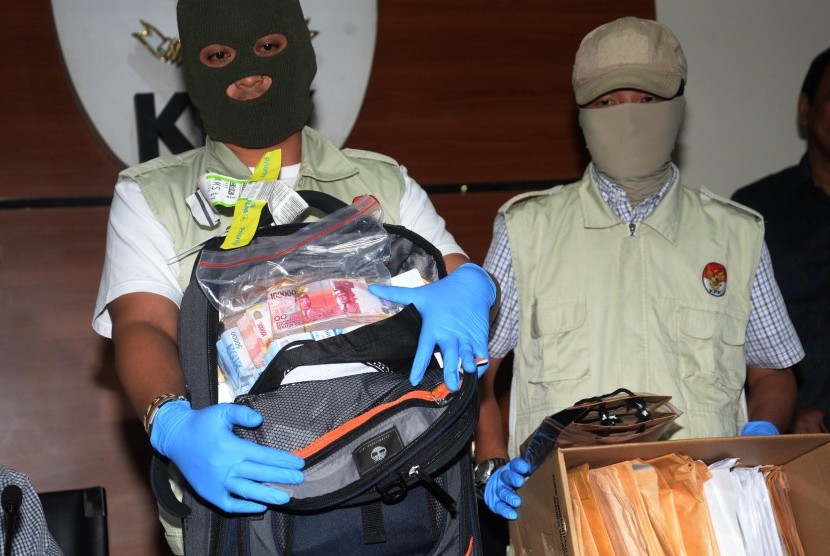 Penyidik KPK menunjukkan barang bukti hasil OTT di Gedung KPK, Jakarta. 