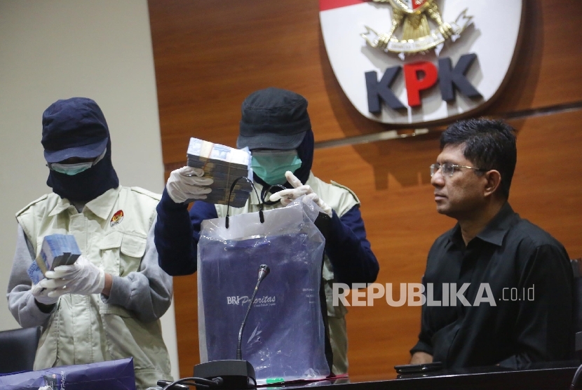 Penyidik KPK menunjukkan barang bukti terkait penangkapan Operasi Tangkap Tangan (OTT) Walikota Batu disaksikan Wakil Ketua KPK Laode M Syarif (kanan) saat konferensi pers di Gedung KPK, Jakarta, Ahad (17/9). 