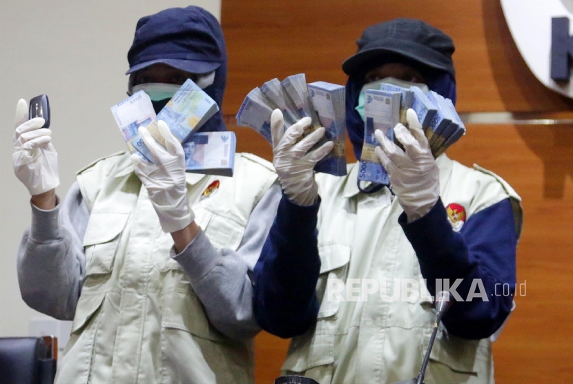 Penyidik KPK menunjukkan barang bukti terkait penangkapan Operasi Tangkap Tangan (OTT) Walikota Batu saat konferensi pers di Gedung KPK, Jakarta, Ahad (17/9). 