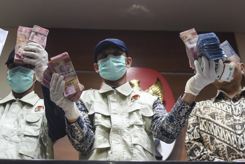 Penyidik KPK menunjukkan barang bukti uang hasil OTT Hakim Tipikor Bengkulu saat konferensi pers di gedung KPK, Jakarta, Kamis (7/9).