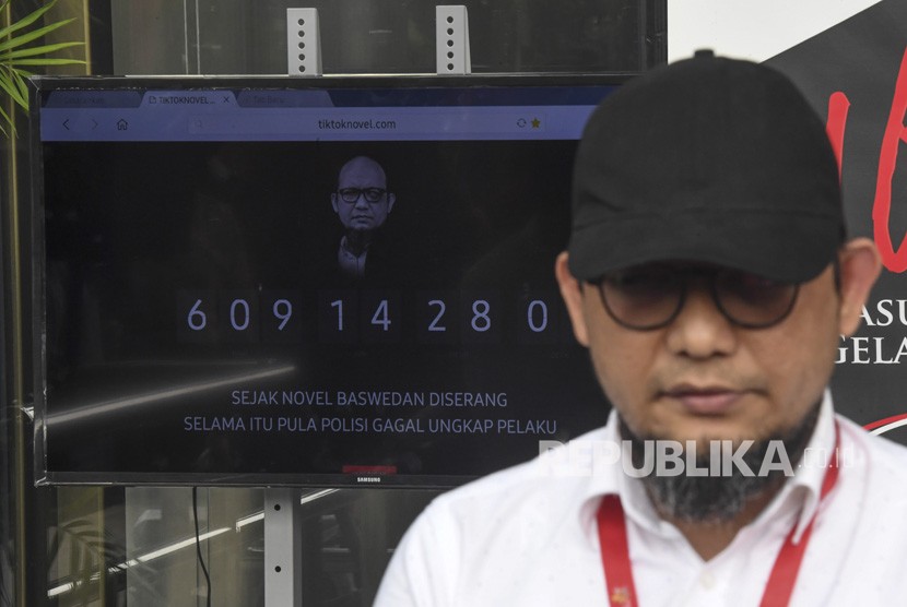 Penyidik KPK Novel Baswedan berdiri di samping layar yang menampilkan hitung maju waktu sejak penyerangan terhadap dirinya saat diluncurkan di gedung KPK.