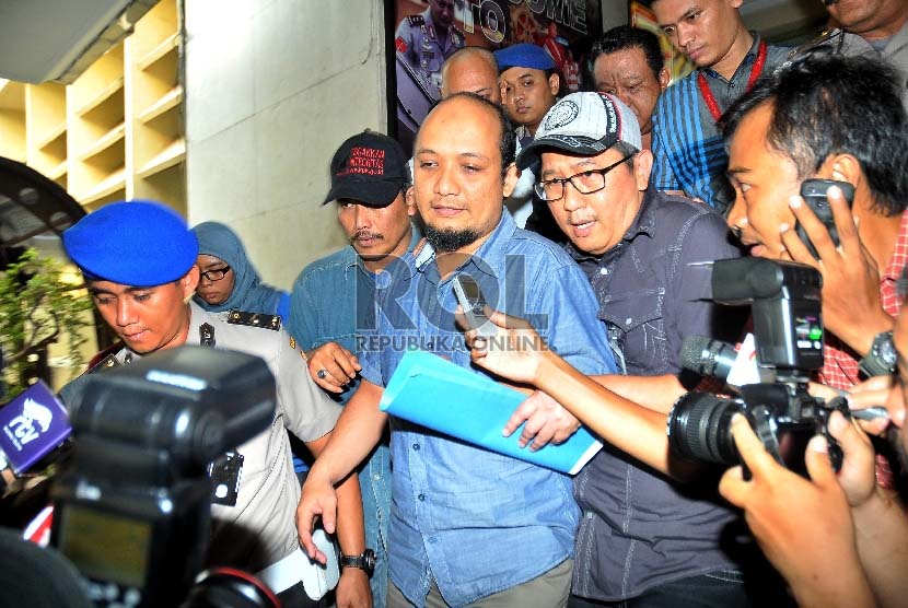 Penyidik KPK, Novel Baswedan, bersama sejumlah tim kuasa hukumnya usai mendandatangani surat berita acara penangguhan penahanan di Bareskrim Polri, Jakarta, Sabtu (2/5). 