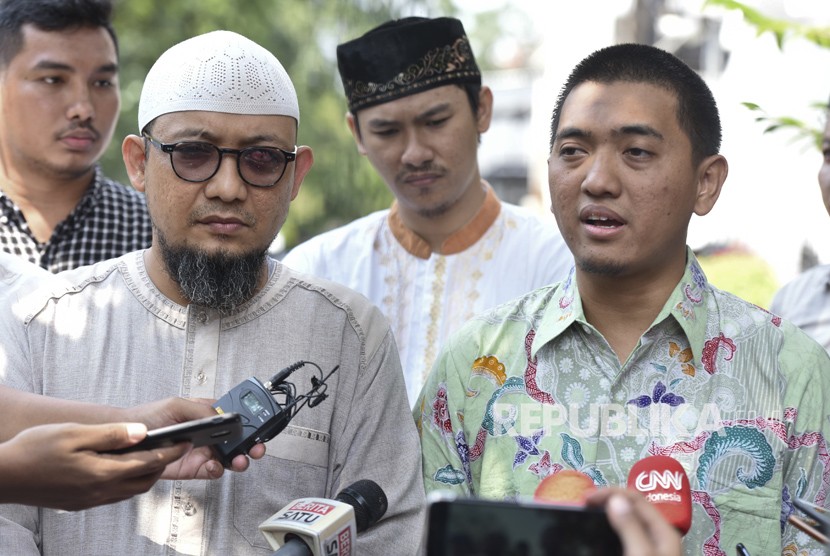 Penyidik KPK Novel Baswedan (kiri) bersama Ketua Wadah Pegawai KPK Yudi Purnomo (kanan) memberikan keterangan kepada wartawan di dekat kediamannya, di Kelapa Gading, Jakarta, Ahad (17/6).