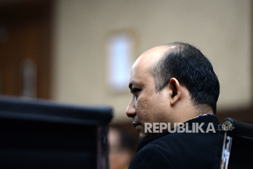 Penyidik KPK Novel Baswedan mengikuti sidang lanjutan kasus dugaan korupsi pengadaan proyek e-KTP dengan terdakwa Irman dan Sugiharto di Pengadilan Tipikor, Jakarta, Kamis (30/3).