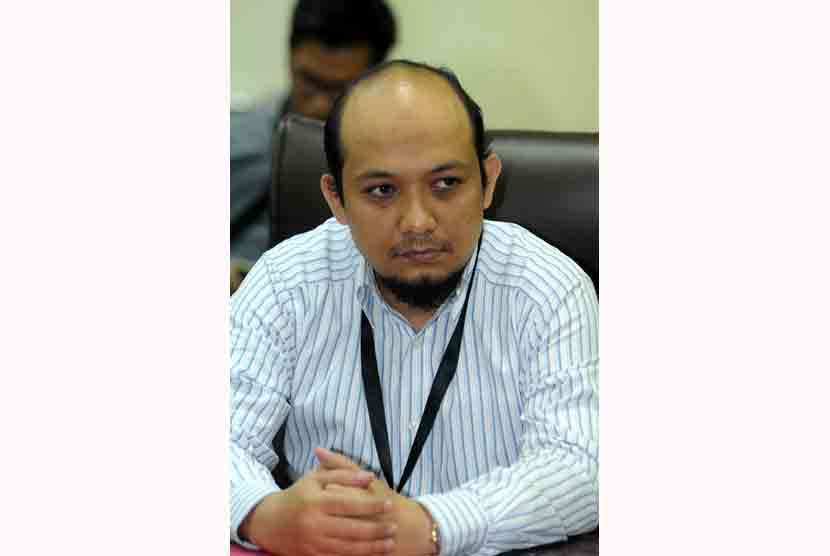 Penyidik KPK Novel Baswedan menyerahkan laporan pengaduan soal tindakan sewenang-wenang penyidik Bareskrim Polri ke Komisioner Ombudsman, di Jakarta, Rabu (6/5).(Republika/Agung Supriyanto)