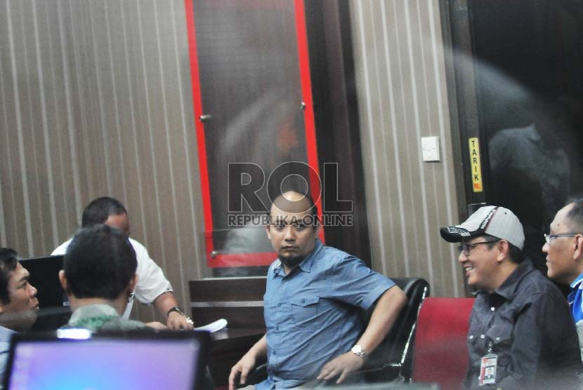 Penyidik KPK, Novel Baswedan (tengah), berbincang bersama sejumlah tim kuasa hukumnya usai mendandatangani surat berita acara penangguhan penahanan di Bareskrim Polri, Jakarta, Sabtu (2/5). 