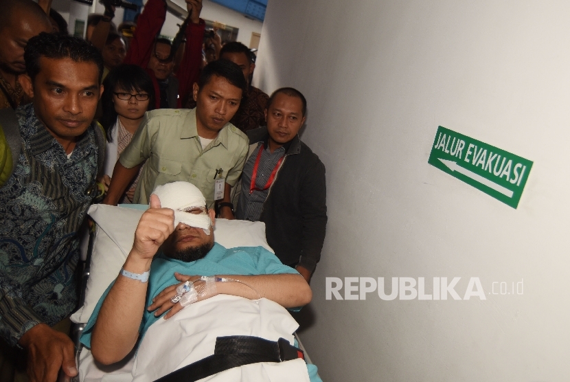 Penyidik KPK Novel Baswedan tiba untuk menjalani perawatan di RS Jakarta Eye Center, Jakarta, Selasa (11/4). 