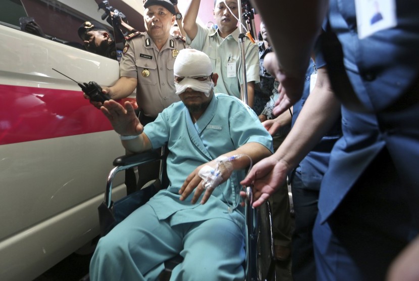 Senior investigator of the Corruption Eradication Commission (KPK), Novel Baswedan, is now at Singapore to get medical treatment for his left eye. He was injured after being splashed by strong acid by two assailants on Tuesday.